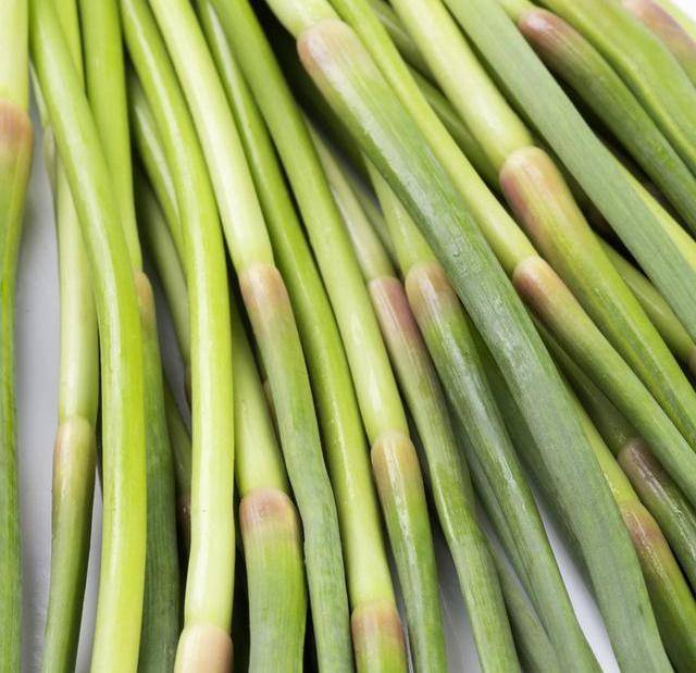 也是蒜苔 「红蒜苔」和「绿蒜苔」有什么区别？菜农告诉你【BJL平台集团】(图3)