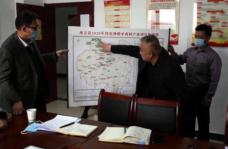 西吉瑞泰农业公司的员工在为艾草补苗(张小龙摄)‘BJL平台’(图3)
西吉瑞泰农业公司的员工在为艾草补苗(张小龙摄)‘BJL平台’(图3)